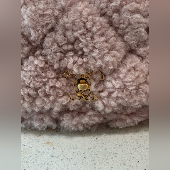 Chanel 19 Shearling Sheepskin light pink - Picture 7 of 11